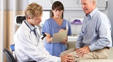Patient with osteoarthritis in the inspection of an orthopedic